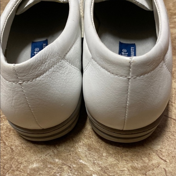 Easy Spirit White Anti-Gravity Size 7.5 Sneakers - Picture 4 of 11